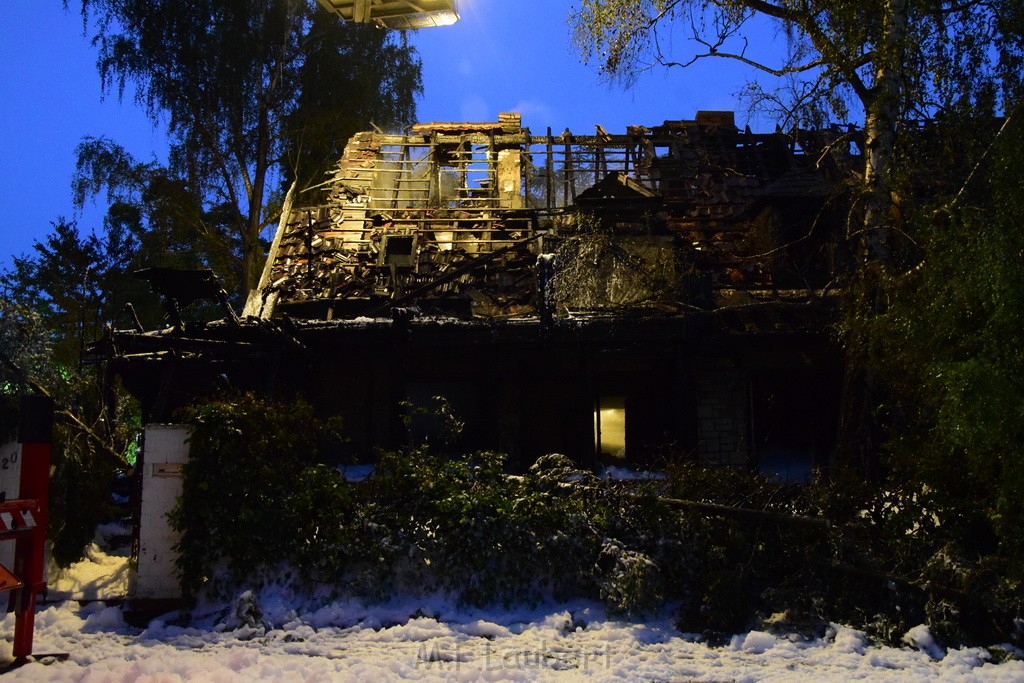 Grossfeuer Einfamilienhaus Siegburg Muehlengrabenstr P0725.JPG - Miklos Laubert